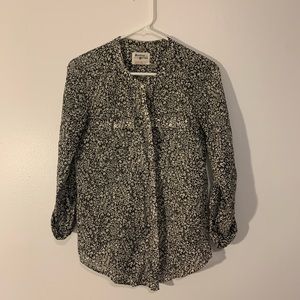 ✨3 for $15✨ Sheer Holding Horses Button Up